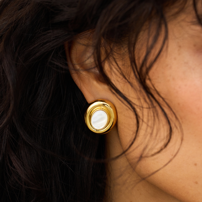 Ameliyana | Orecchini a Bottone in Oro 18k