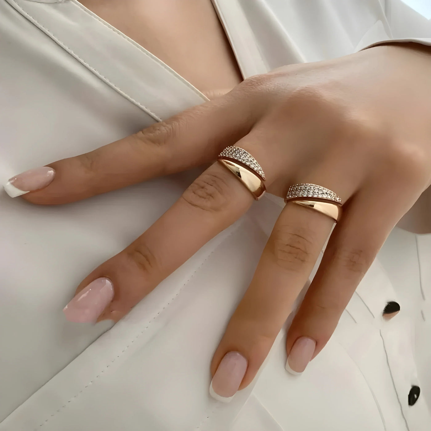 Elegante Anello Dorato con Pietre Brillanti (1+1 GRATIS)
