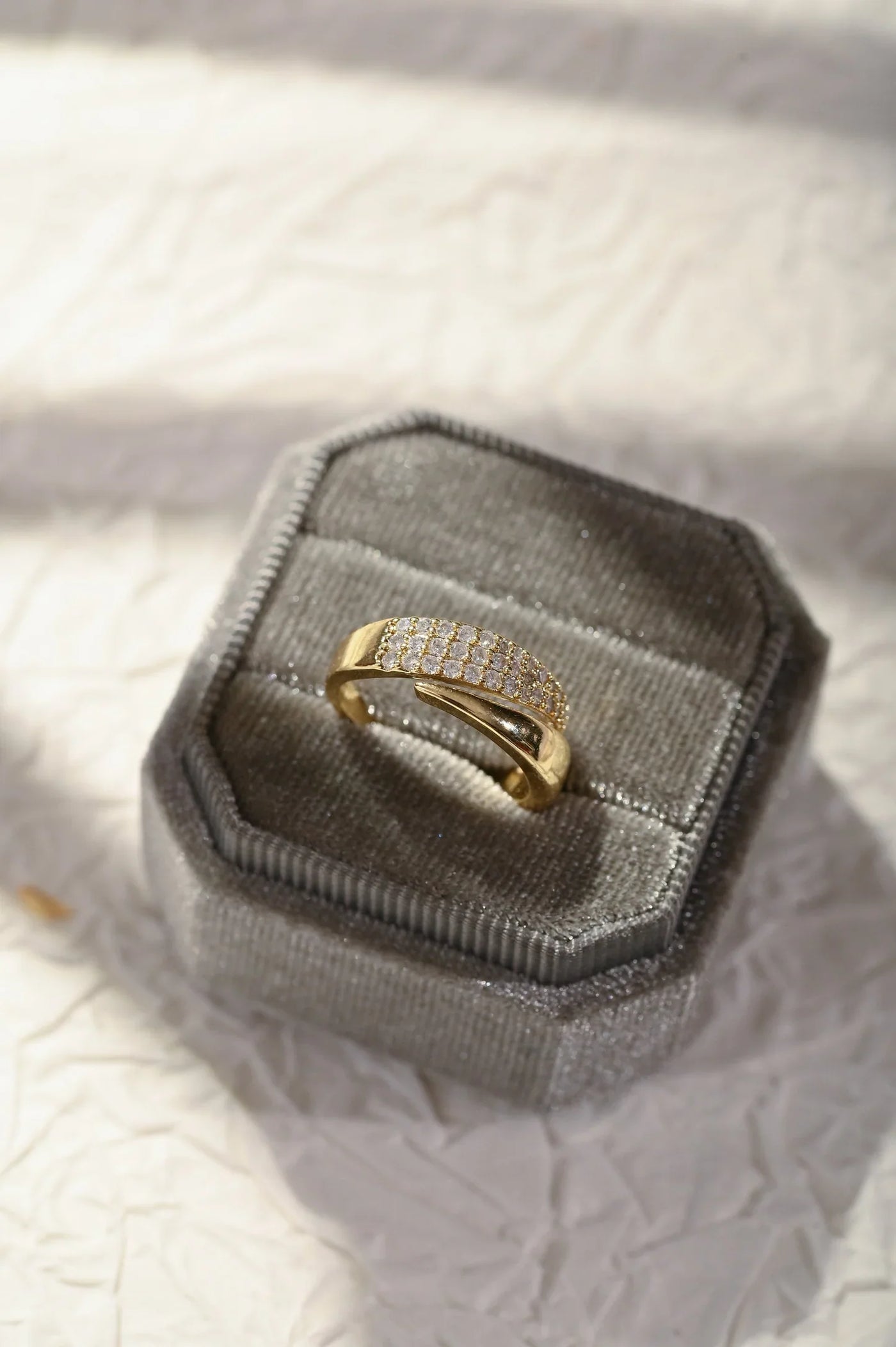 Elegante Anello Dorato con Pietre Brillanti (1+1 GRATIS)