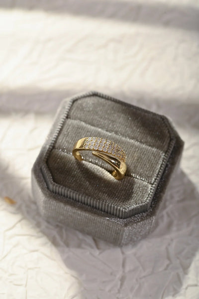 Elegante Anello Dorato con Pietre Brillanti (1+1 GRATIS)