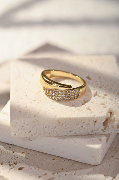 Elegante Anello Dorato con Pietre Brillanti (1+1 GRATIS)